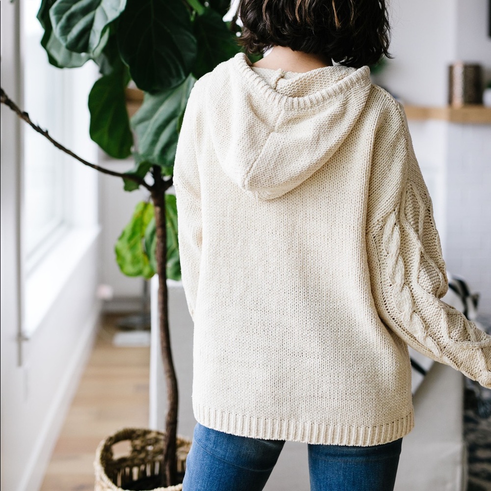 RESTOCKED❗️ Nantucket Hooded Cable Knit Sweater - Picture 5 of 9